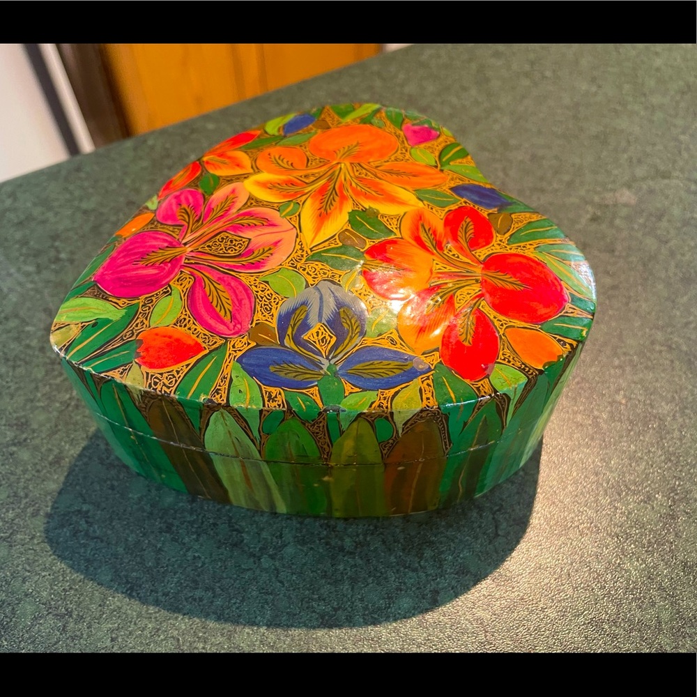 Heart ♥️ Shaped Floral Wood Box - Picture 4 of 7